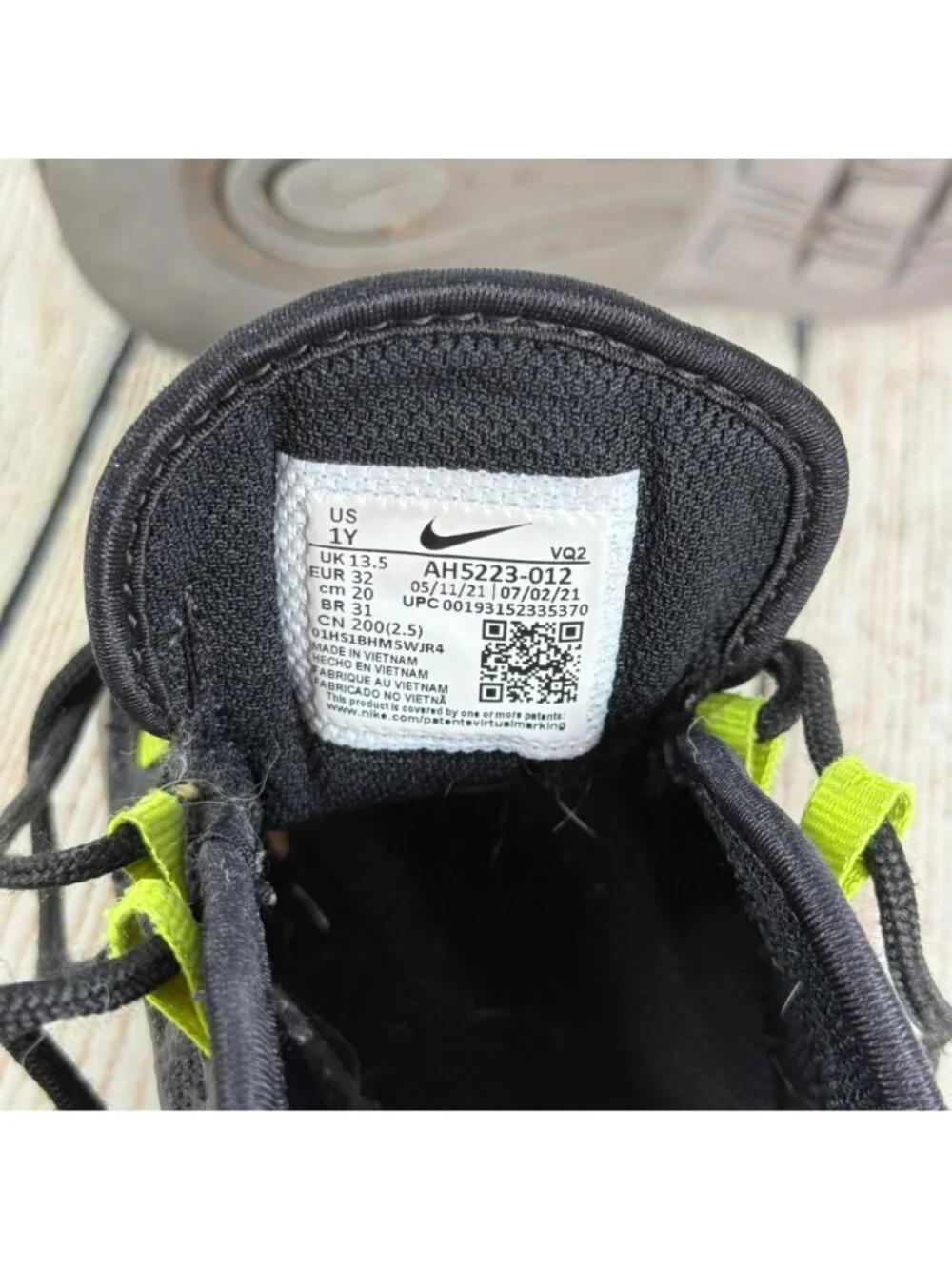 Nike Air Max Axis Boys Sneakers Youth Size 1Y